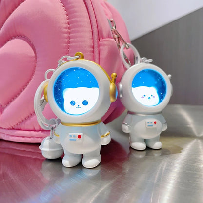 Llaveros para mochilas escolares con forma de gato astronauta, luz nocturna brillante de ZAKOL.